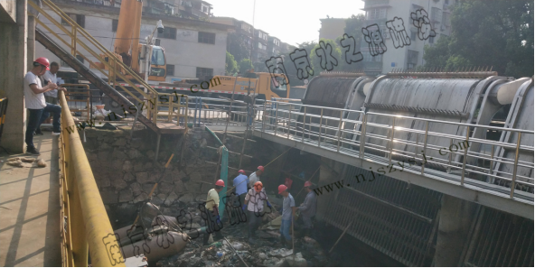 垃圾清理站窄小空間用吊機(jī)配合人工清理建筑垃圾9.png